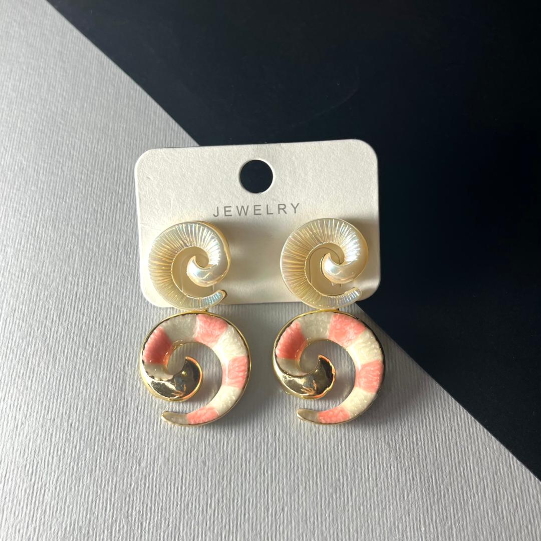 گوشواره ترکیبی میخی و آویزی ساحلی | صدفی و صورتی