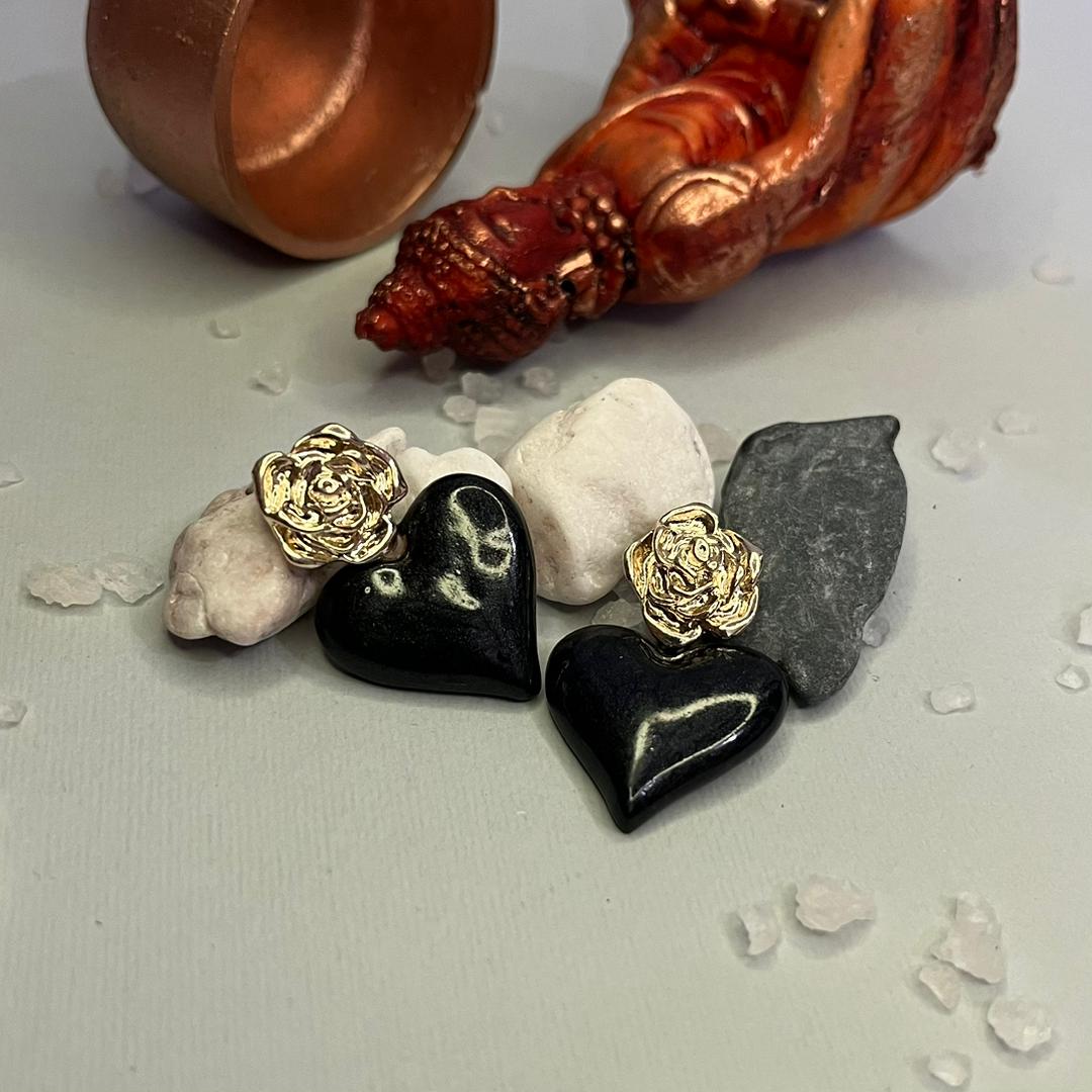 گوشواره میخی آویزی طرح دل و گل قرمز و مشکی