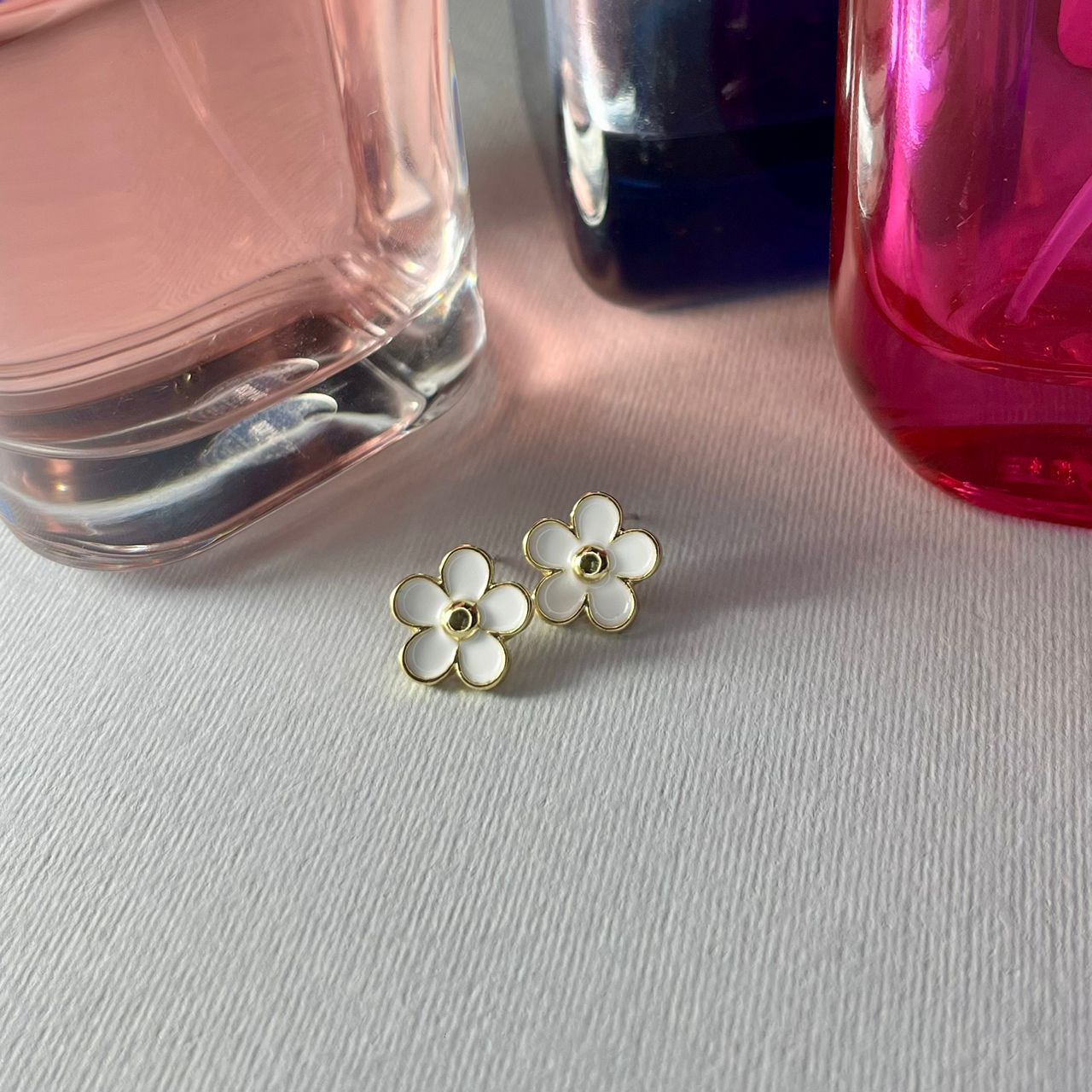 گوشواره میخی مدل گل سفید آبکاری کره ای