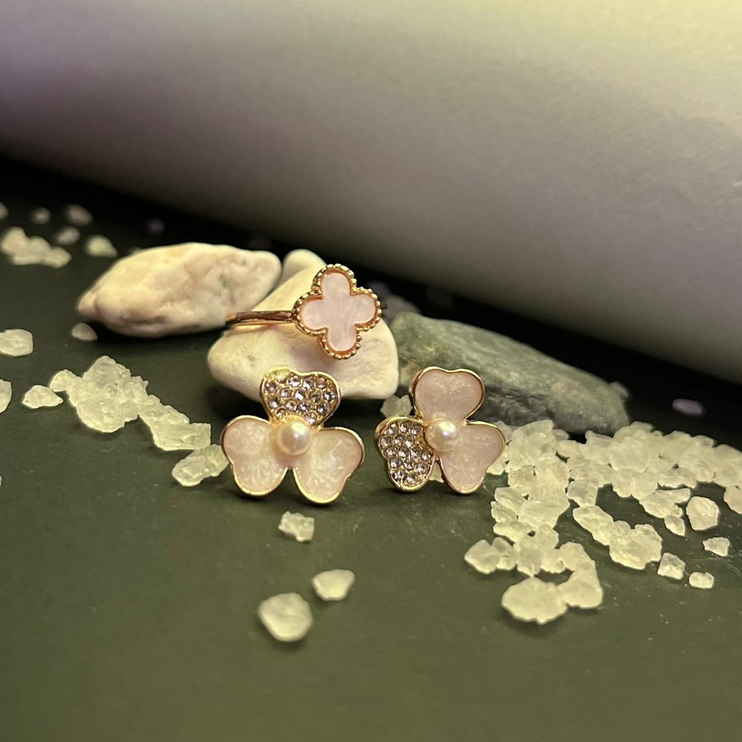 گوشواره میخی مدل گل نگین دار آبکاری کره ای